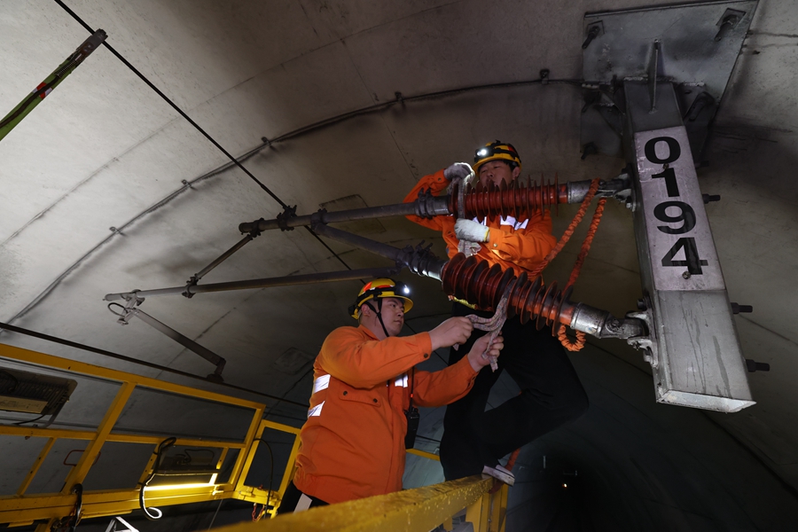 張興黔使用擦機布擦拭絕緣子。胡鵬攝