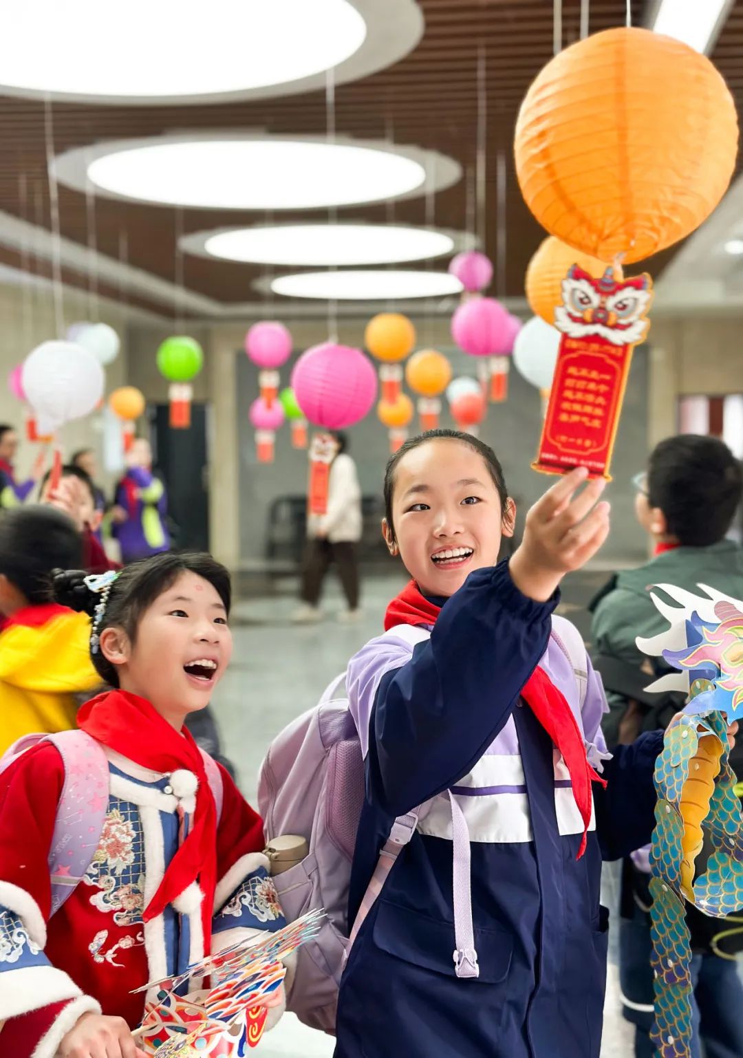 開學啦，大家一起玩轉(zhuǎn)燈謎。李莉攝