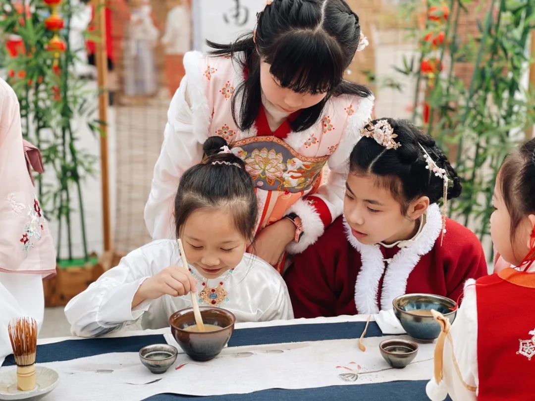 福州市晉安區(qū)，斗寶廟會讓學生們沉浸式體驗傳統(tǒng)文化。斗寶廟會這一民俗，源自春秋時期十八個諸侯國在潼關(guān)斗寶，福州文人將其引入閩地，成為榕城廟會的特色文化名片。蔡心儀攝