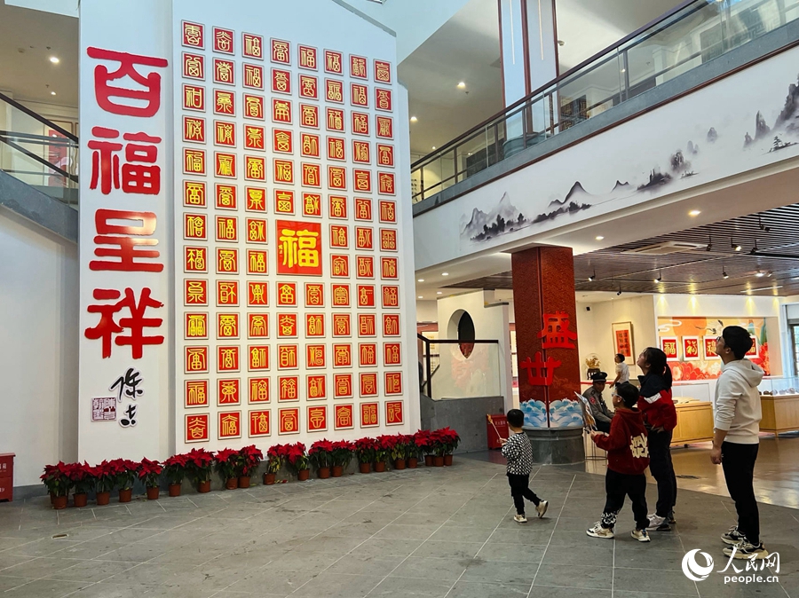 市民游客在“百福呈祥”圖前駐足欣賞。人民網(wǎng) 陳歡歡攝