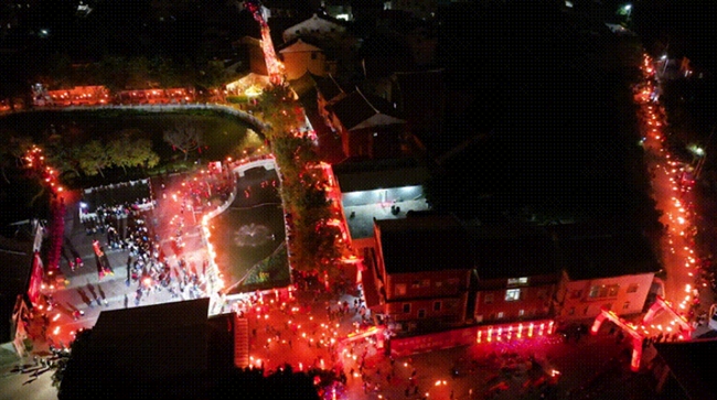 成百上千的村民手持點(diǎn)燃的油炬，沿村道行進(jìn)。海滄區(qū)融媒體中心供圖