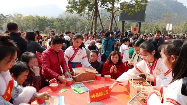 “福粥”敬長者。