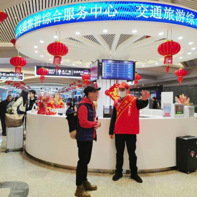 廈門北站“交通旅游綜合服務(wù)中心”，志愿者為旅客提供幫助。廈門市交通運輸局供圖
