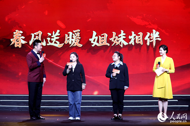 婦女代表講述自己在婦聯(lián)“為婦女兒童辦實(shí)事項(xiàng)目”幫助下的成長(zhǎng)故事。人民網(wǎng) 陳永整攝