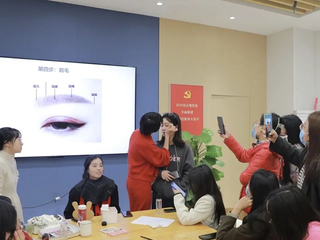 現(xiàn)場(chǎng)教學(xué)美妝。新店街道供圖