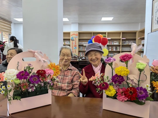 秀出插花作品。