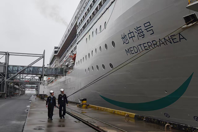 廈門海事局執(zhí)法人員保障“地中海號”郵輪安全靠泊。林昕昀攝