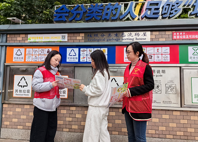 龍文醫(yī)保巾幗志愿者向居民講解垃圾分類知識。龍文區(qū)融媒體中心供圖