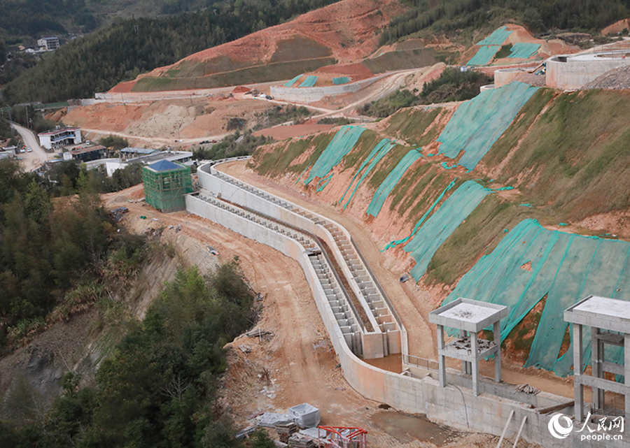霍口水庫工程配套的生態(tài)過魚設(shè)施依山而建，滿足敖江流域魚類洄游和繁衍的生態(tài)需求。人民網(wǎng) 黃東儀攝