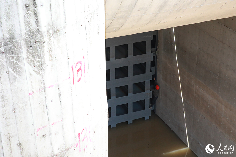 下閘完成后，技術(shù)人員對封堵門進(jìn)行填塞處理。人民網(wǎng) 黃東儀攝