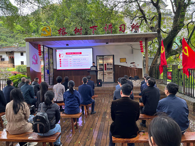 農(nóng)村黨員在“榕樹下講習(xí)所”上黨課。一都鎮(zhèn)供圖