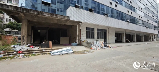 辦公樓處于毛坯狀態(tài)，部分外墻玻璃已經(jīng)破損。人民網(wǎng)記者 張子劍攝于2023年12月