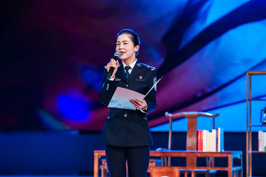 黨的二十大代表、中國婦女十三大代表、全國三八紅旗手、全國巾幗建功標(biāo)兵，福建省公安廳警務(wù)督察總隊政委李斌。主辦方供圖