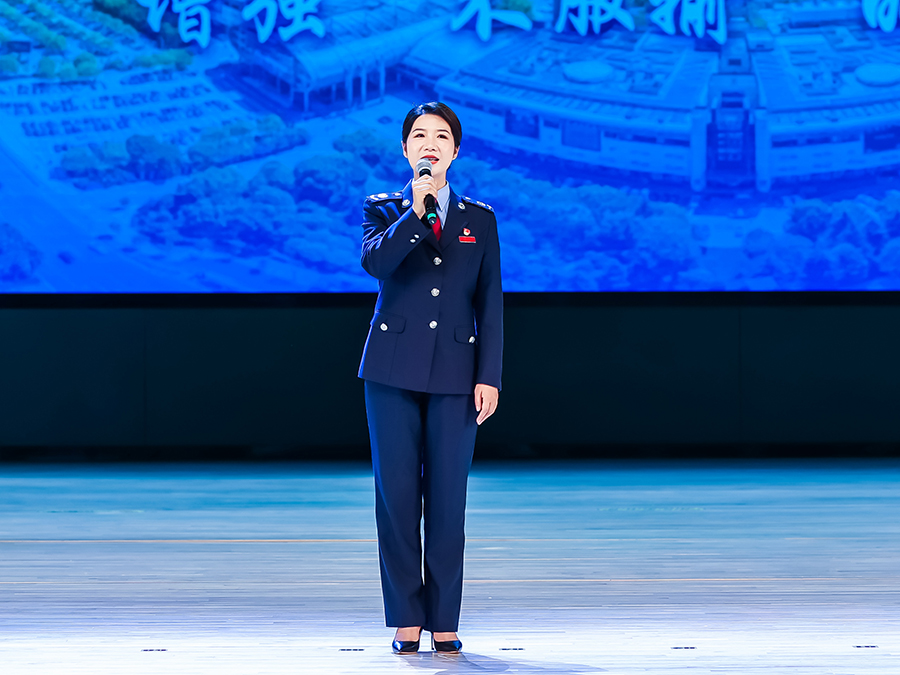 全國最美家庭榮譽(yù)獲得者家庭成員、福建省三八紅旗手，國家稅務(wù)總局平潭綜合實驗區(qū)稅務(wù)局第一稅務(wù)所（辦稅服務(wù)廳）副所長汪寧。主辦方供圖