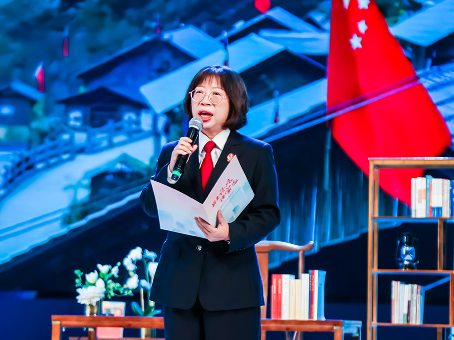 “最美奮斗者”、“時代楷?！薄⑷珖思t旗手標(biāo)兵，漳州市薌城區(qū)人民法院黨組成員、副院長，四級高級法官黃志麗。主辦方供圖