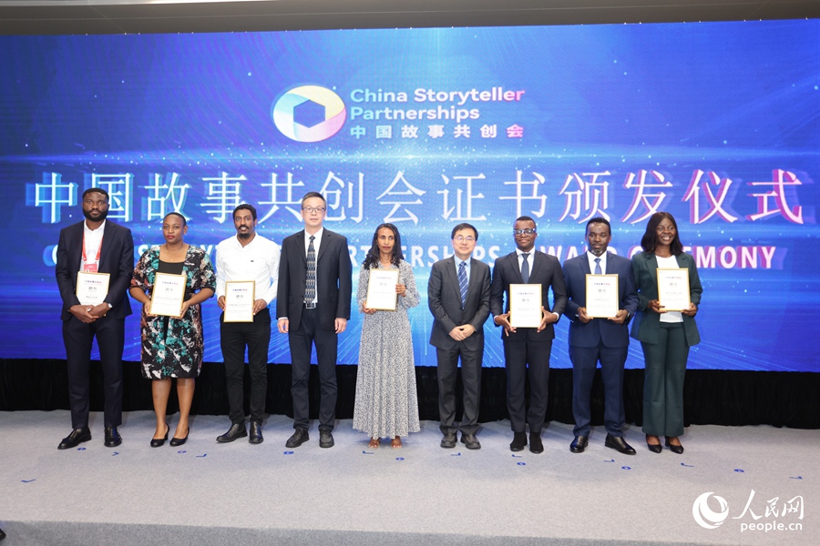 頒發(fā)證書(shū)。人民網(wǎng)記者 陳博攝