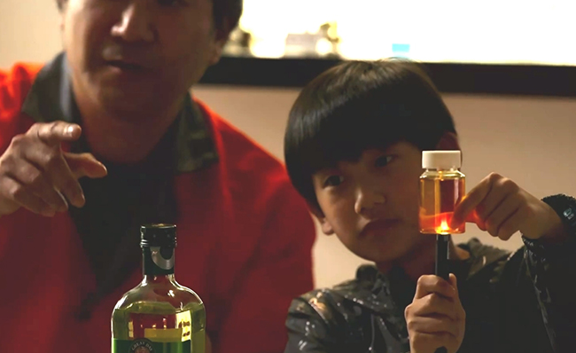 高純度的初榨橄欖油，在驗(yàn)鈔筆的照射下發(fā)出紅色的光。殿前街道供圖