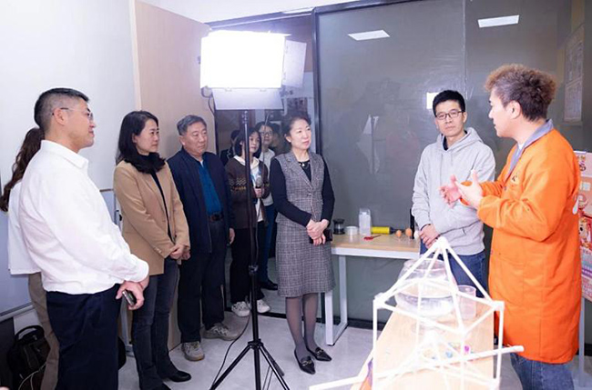 中國科協(xié)青少年科技中心主任辛兵、中國科協(xié)青少年科技中心院校合作處副處長董操、福建省青少年科技活動中心主任葉茂盛走訪“小樂科普”直播課堂。殿前街道供圖