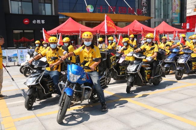 外賣小哥義務(wù)巡河隊(duì)。長樂區(qū)融媒體中心供圖