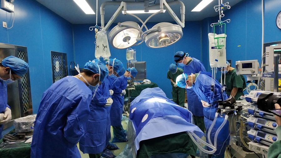 全體醫(yī)護(hù)人員在手術(shù)室默哀。受訪者供圖