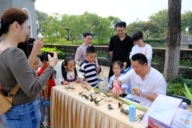 非物質(zhì)文化遺產(chǎn)傳承人現(xiàn)場(chǎng)用棕草編織多種鳥(niǎo)形、鳥(niǎo)巢。廈門(mén)市自然資源和規(guī)劃局供圖