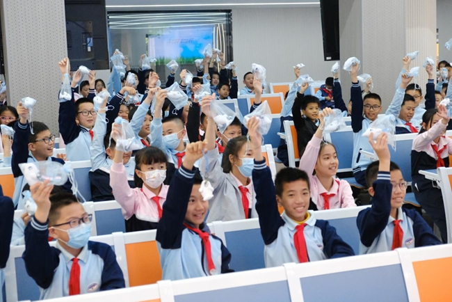 孩子們手持白海豚玩偶。廈門(mén)市自然資源和規(guī)劃局供圖