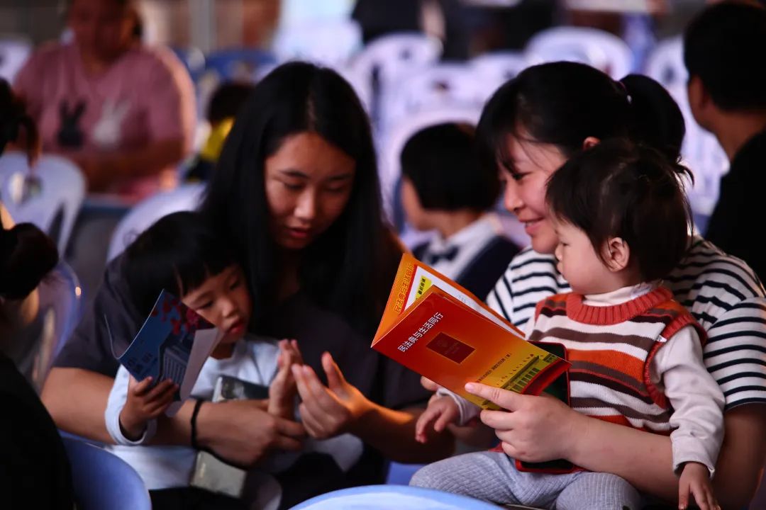 市民積極參與知識(shí)搶答。