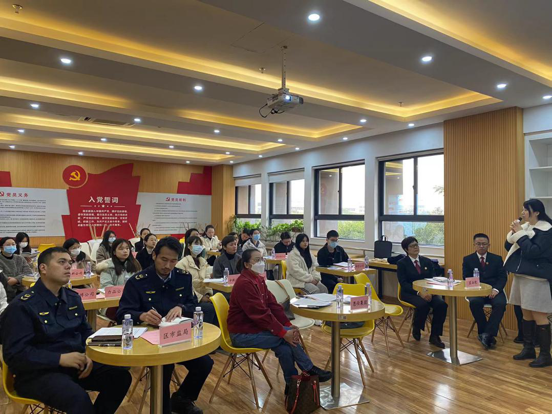 聯(lián)合海滄區(qū)市場(chǎng)監(jiān)督管理局、商秘示范企業(yè)開展商業(yè)秘密 協(xié)同保護(hù)與企業(yè)風(fēng)險(xiǎn)防范沙龍。海滄法院供圖