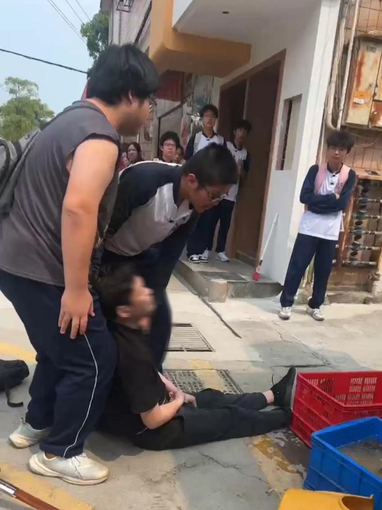 路人拍下樂安中學(xué)學(xué)生救助受傷員工的現(xiàn)場。廈門市集美區(qū)委宣傳部供圖