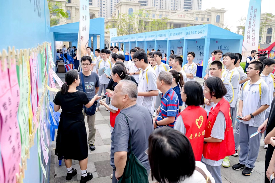 燈謎競猜吸引許多市民積極參與。長泰區(qū)融媒體中心供圖