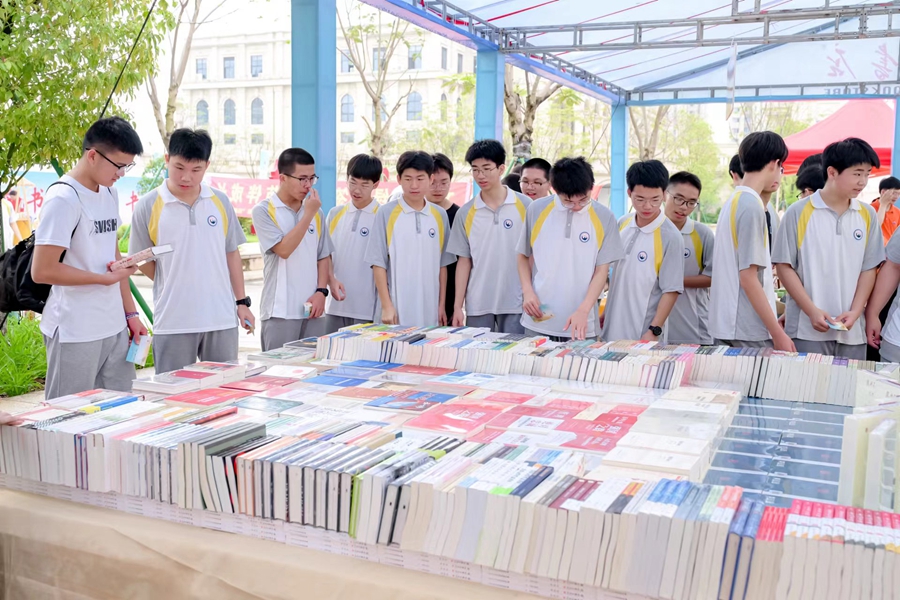 學(xué)生在選購圖書。長泰區(qū)融媒體中心供圖