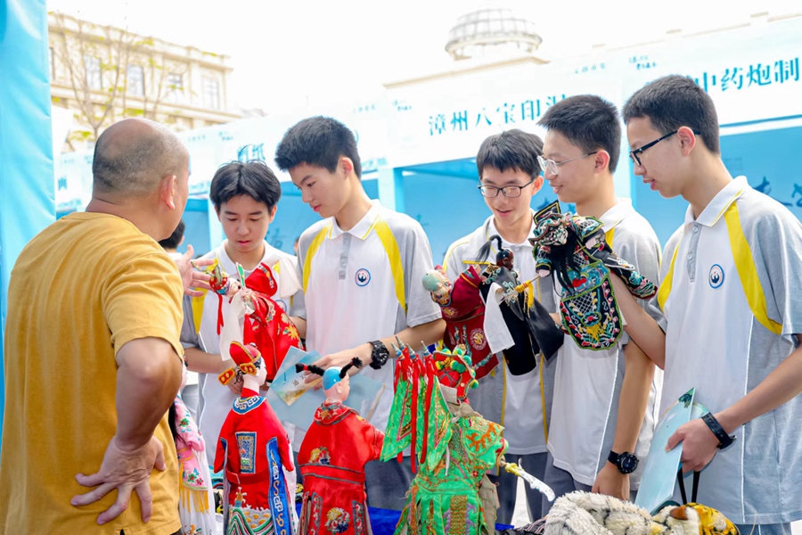 學(xué)生在體驗非遺。長泰區(qū)融媒體中心供圖