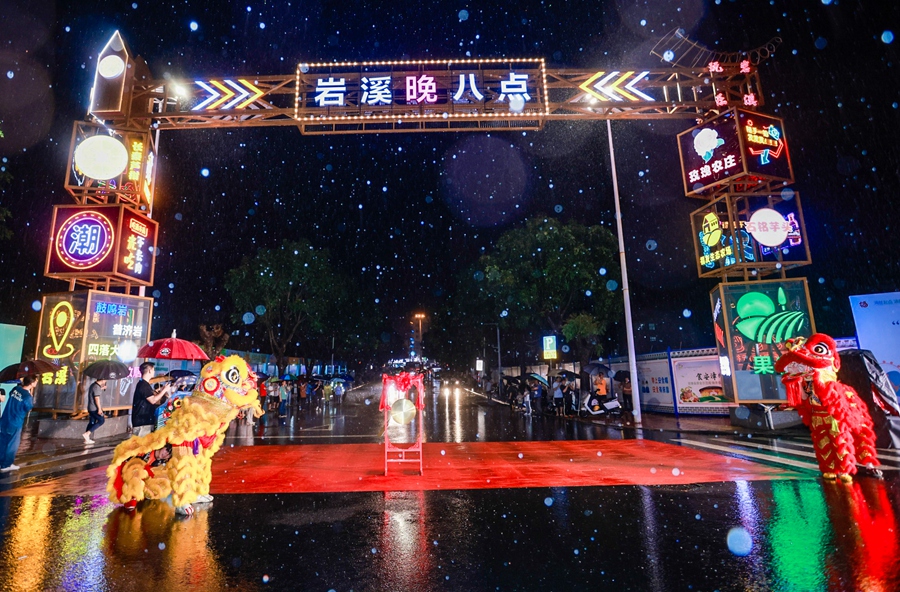 “巖溪晚八點(diǎn)”夜間經(jīng)濟(jì)市集，已成為當(dāng)?shù)匦屡d的網(wǎng)紅打卡地。長(zhǎng)泰區(qū)融媒體中心供圖