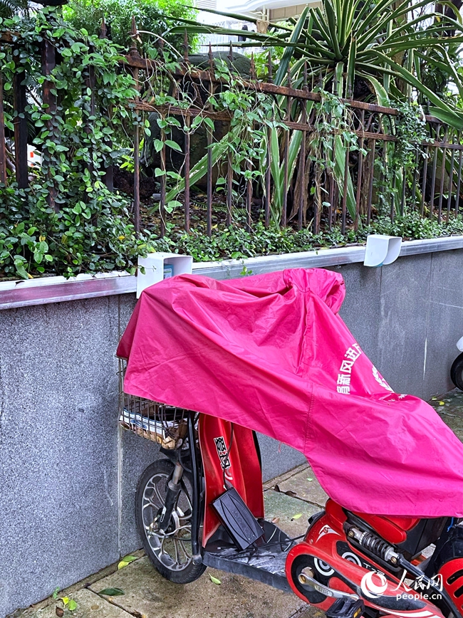 福州市鼓樓區(qū)五鳳山莊三期13號(hào)樓前設(shè)置了簡(jiǎn)易充電設(shè)備。人民網(wǎng) 劉寶琴攝