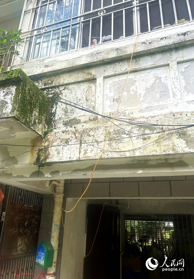 走訪中，記者發(fā)現(xiàn)五鳳山莊三期存在飛線充電情況。人民網(wǎng)記者 蘭志飛攝