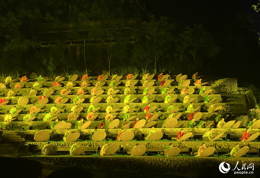 武夷山印象大紅袍演出。人民網(wǎng)記者 陳藍燕攝