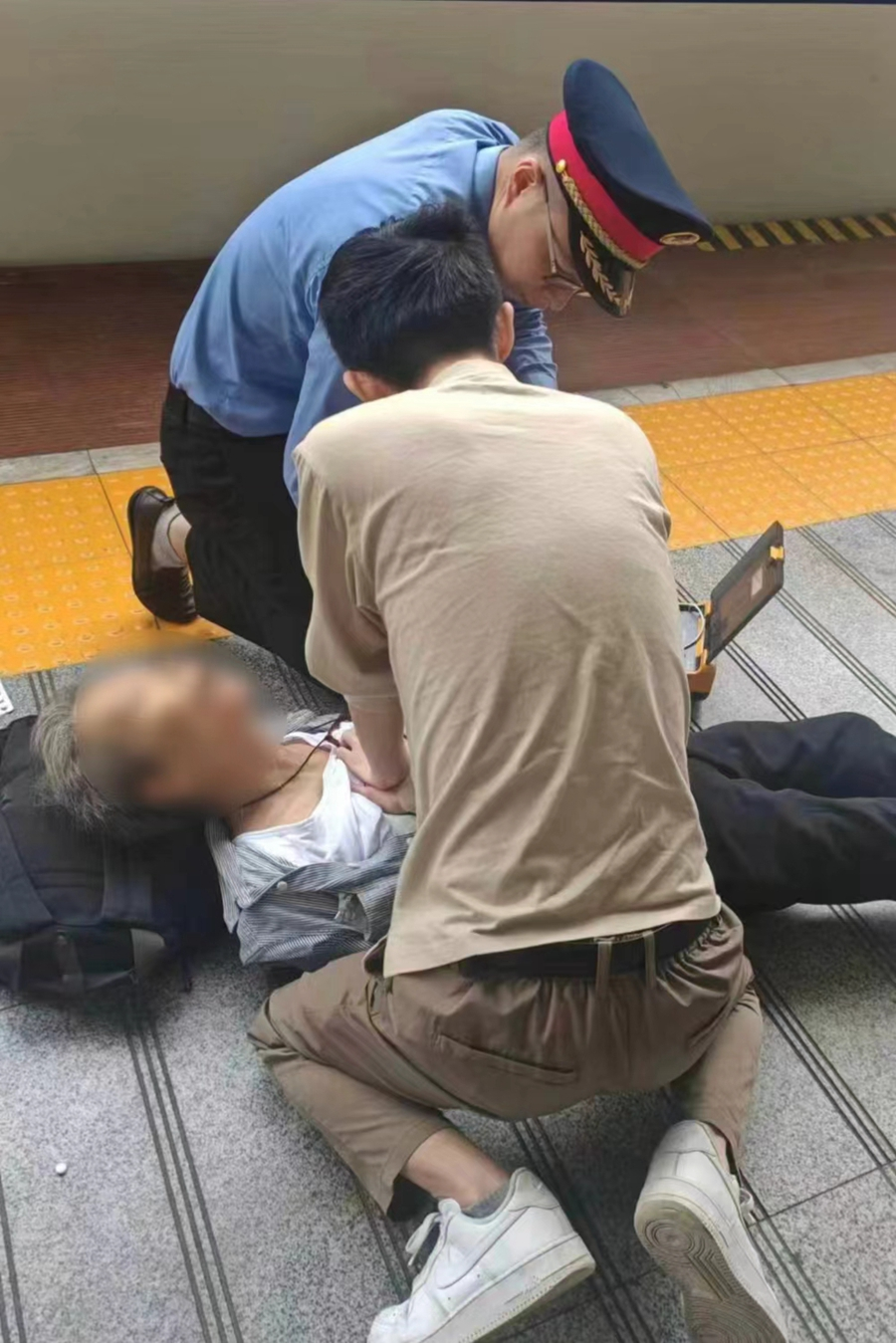 楊廷舜實(shí)施心肺復(fù)蘇。受訪(fǎng)者供圖