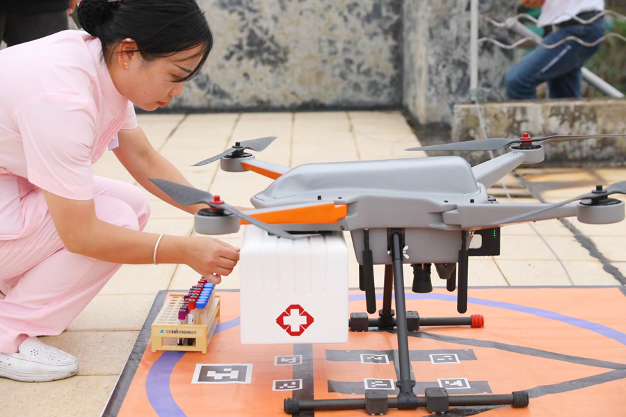 讓無人機搭載定制的智能溫控箱運送檢驗標本、藥品、耗材等物品。思明區(qū)衛(wèi)生健康局供圖