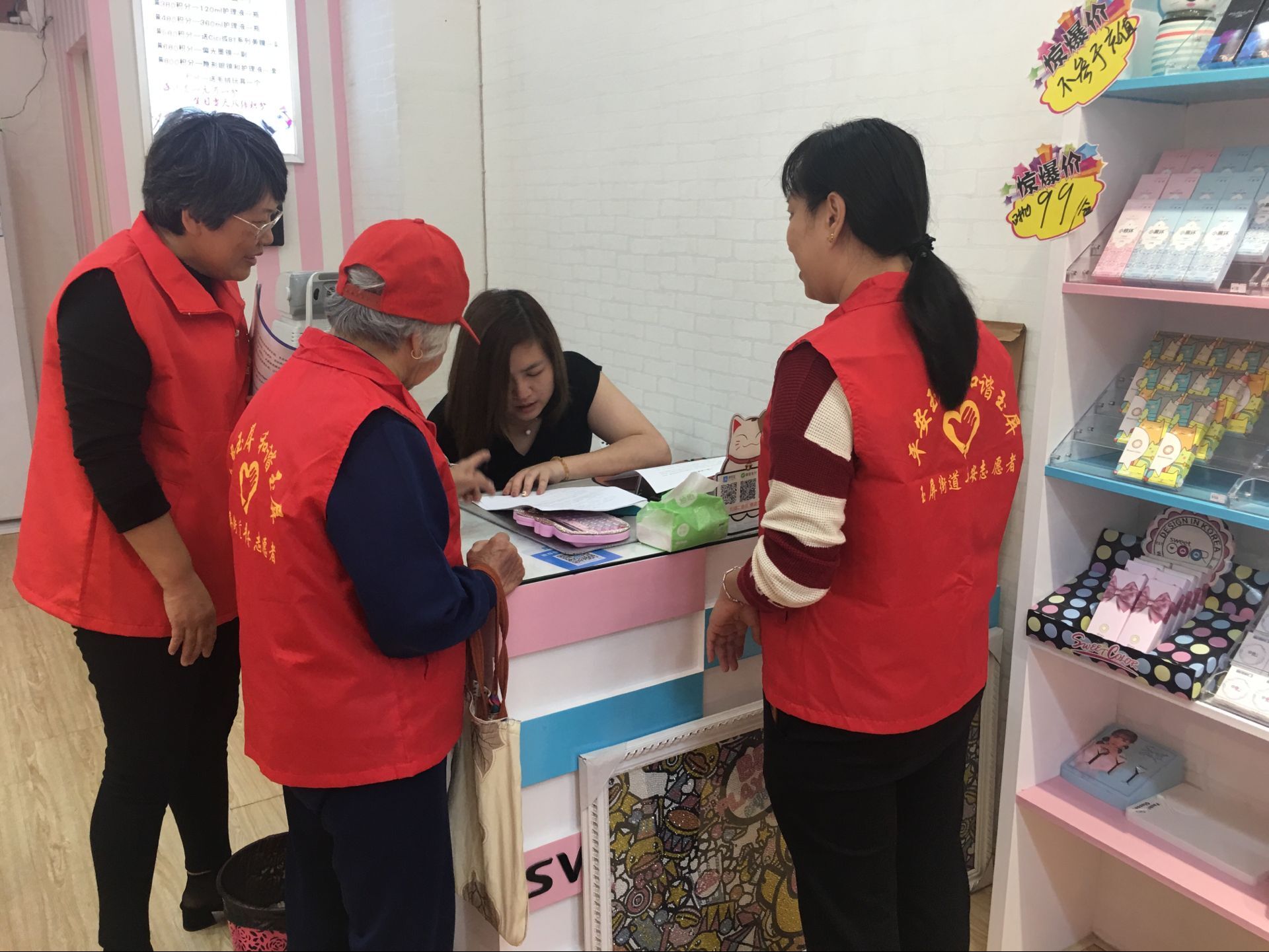 福清市玉屏街道步行街社區(qū)陳玄鉥黨建工作室助力“誠信經(jīng)營示范商圈”創(chuàng)建。福清市委老干部局供圖