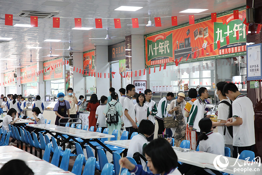 學生在美食節(jié)現(xiàn)場品嘗上世紀不同年代的特色佳肴。人民網(wǎng) 黃東儀攝