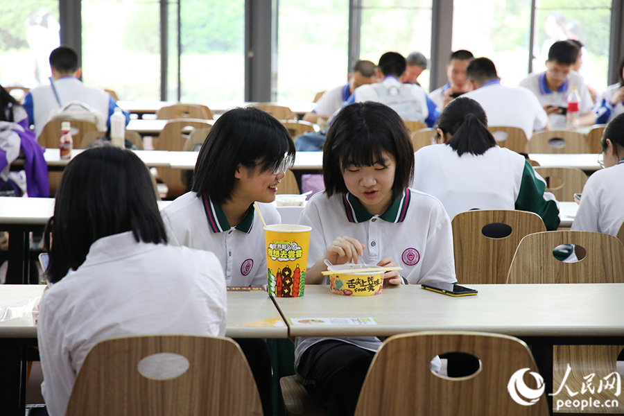 同學們度過了共享美食的快樂時光。人民網(wǎng) 黃東儀攝