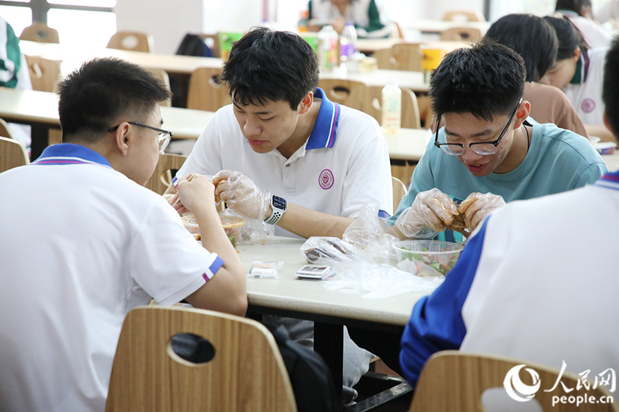 寬敞明亮的食堂內(nèi)，同學們?nèi)宄扇浩穱L美食。人民網(wǎng) 黃東儀攝