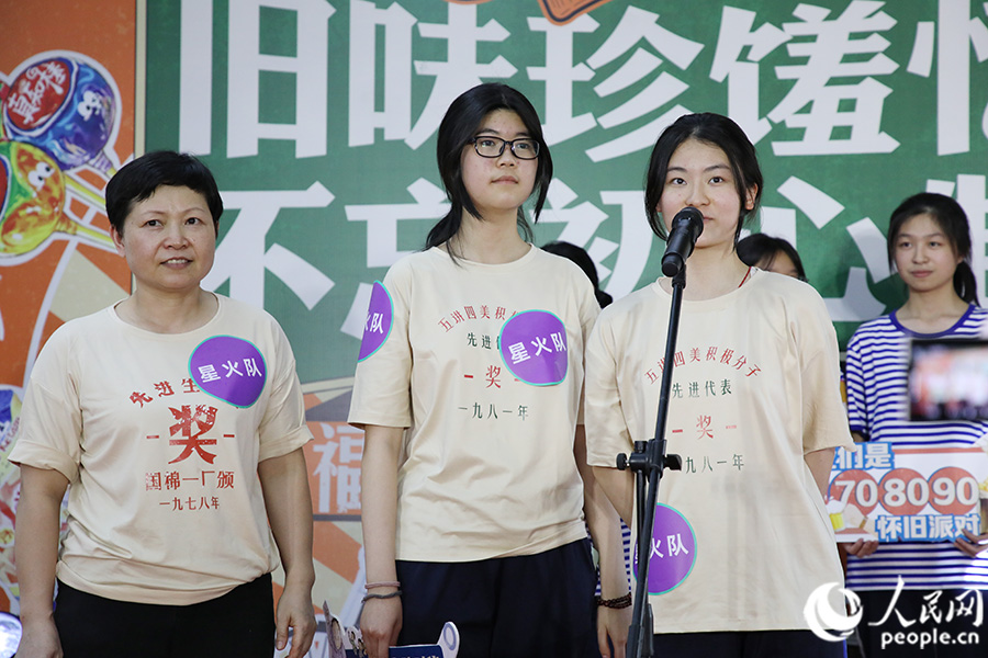 美食節(jié)啟動儀式“金牌美食王爭霸賽”上，福州八中的學生協(xié)同餐廳人員宣傳美食，傳播憶苦思甜、愛惜糧食的價值觀。人民網(wǎng) 黃東儀攝