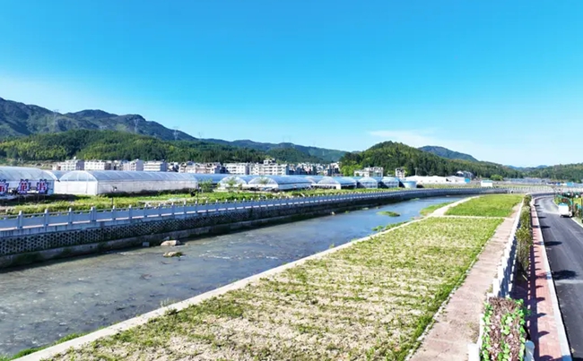 該鎮(zhèn)基礎(chǔ)設(shè)施日益完善。