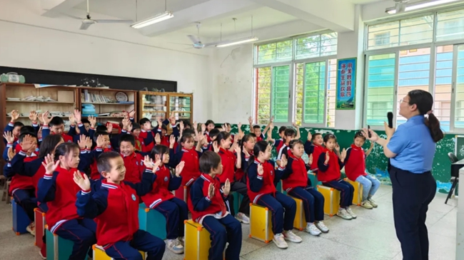 在洛江區(qū)蘇山小學開展法治宣傳。
