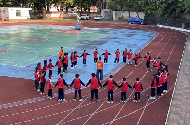 帶孩子們開展團體輔導游戲。