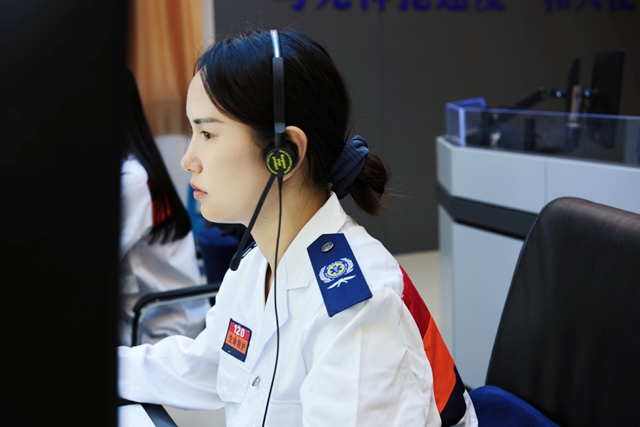 漳州市急救中心調(diào)度員吳雪玲隔空指導寶爸成功接生“龍寶寶”。林鑫福攝