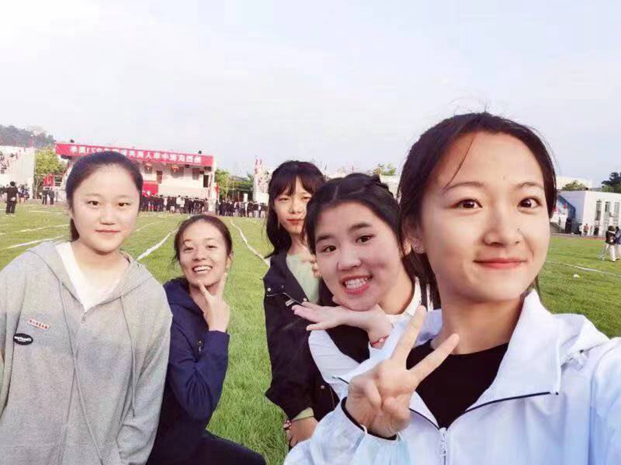 宿舍成員們?cè)诓賵?chǎng)上合影。劉媛供圖