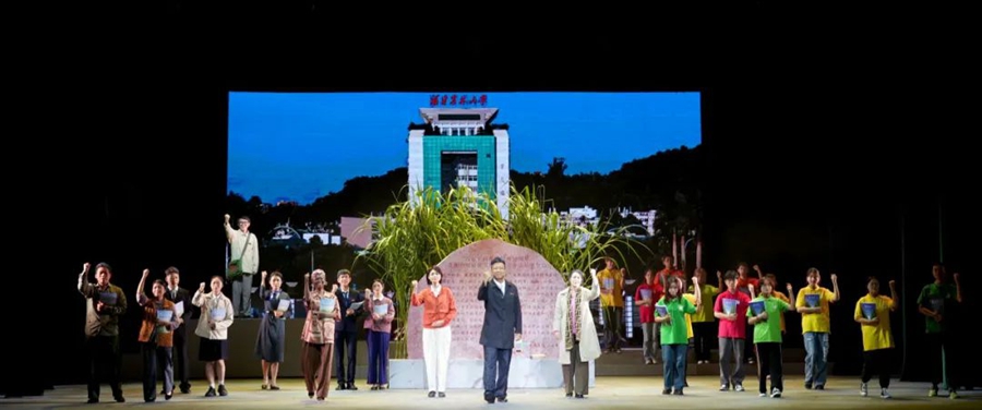 福建農(nóng)林大學(xué)原創(chuàng)時(shí)代報(bào)告劇《點(diǎn)草成金》 。圖片來(lái)源：清新農(nóng)大團(tuán)委