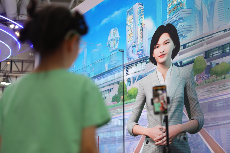 數(shù)字峰會現(xiàn)場體驗區(qū)中，小朋友體驗在直播間與數(shù)字人對話。網(wǎng)龍網(wǎng)絡(luò)公司供圖